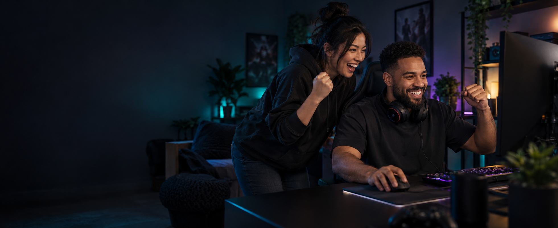 Dois amigos comemoram diante de um computador gamer