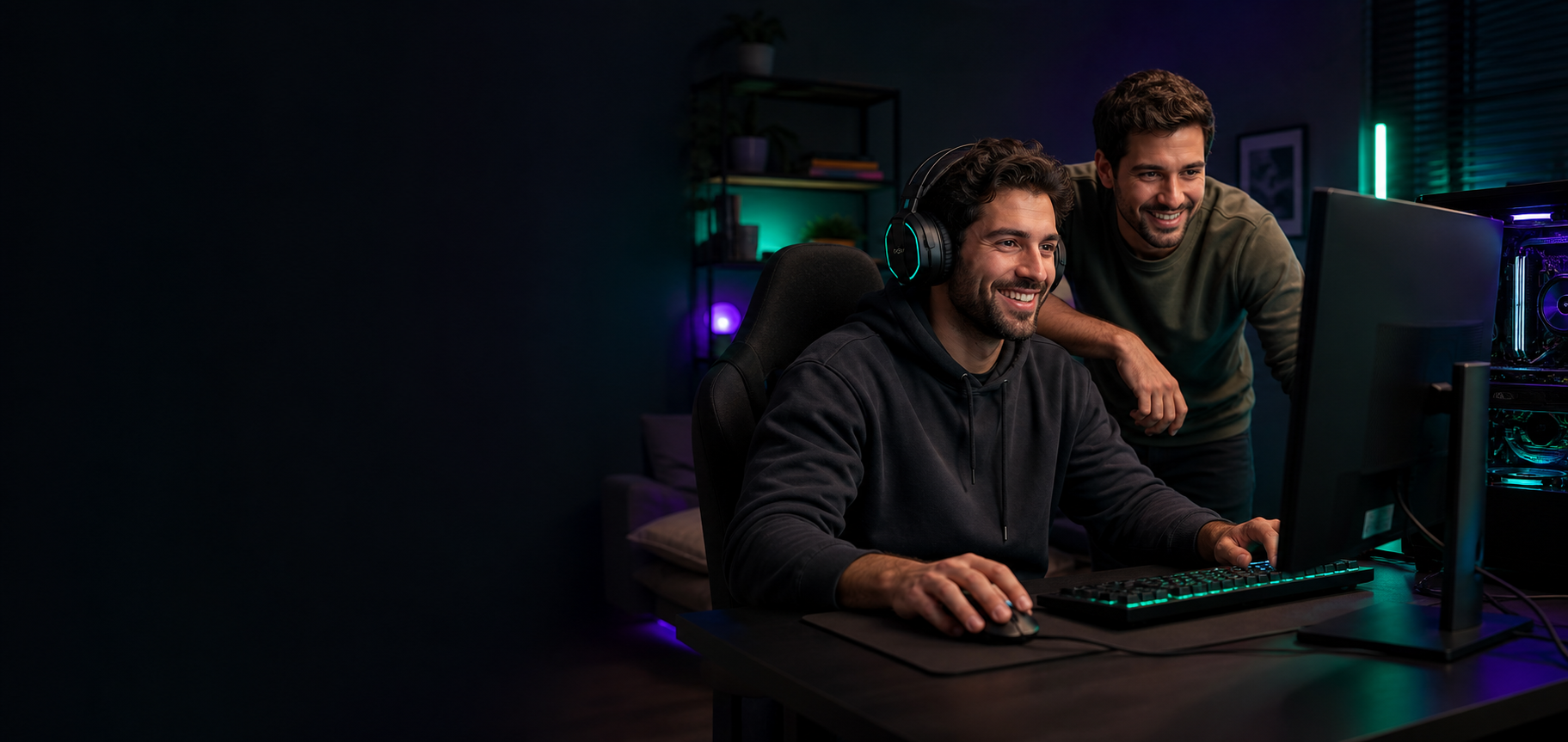 Dois amigos adultos aproveitando uma sessão de jogos no computador